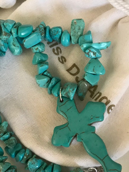 Collier perles chips turquoise et croix pierre turquoise, ras de cou ex voto croix