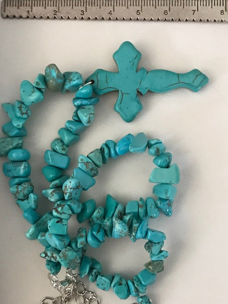 Collier perles chips turquoise et croix pierre turquoise, ras de cou ex voto croix