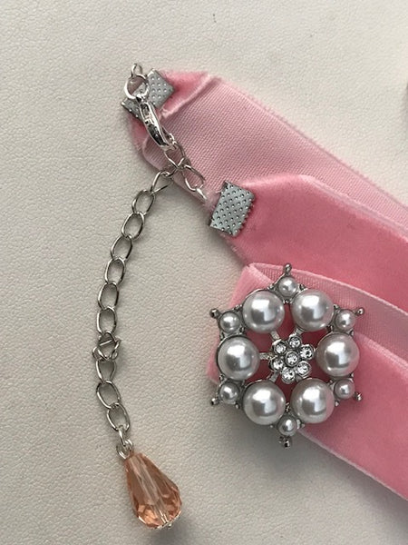 Choker velours rose pendentif coulissant perles
