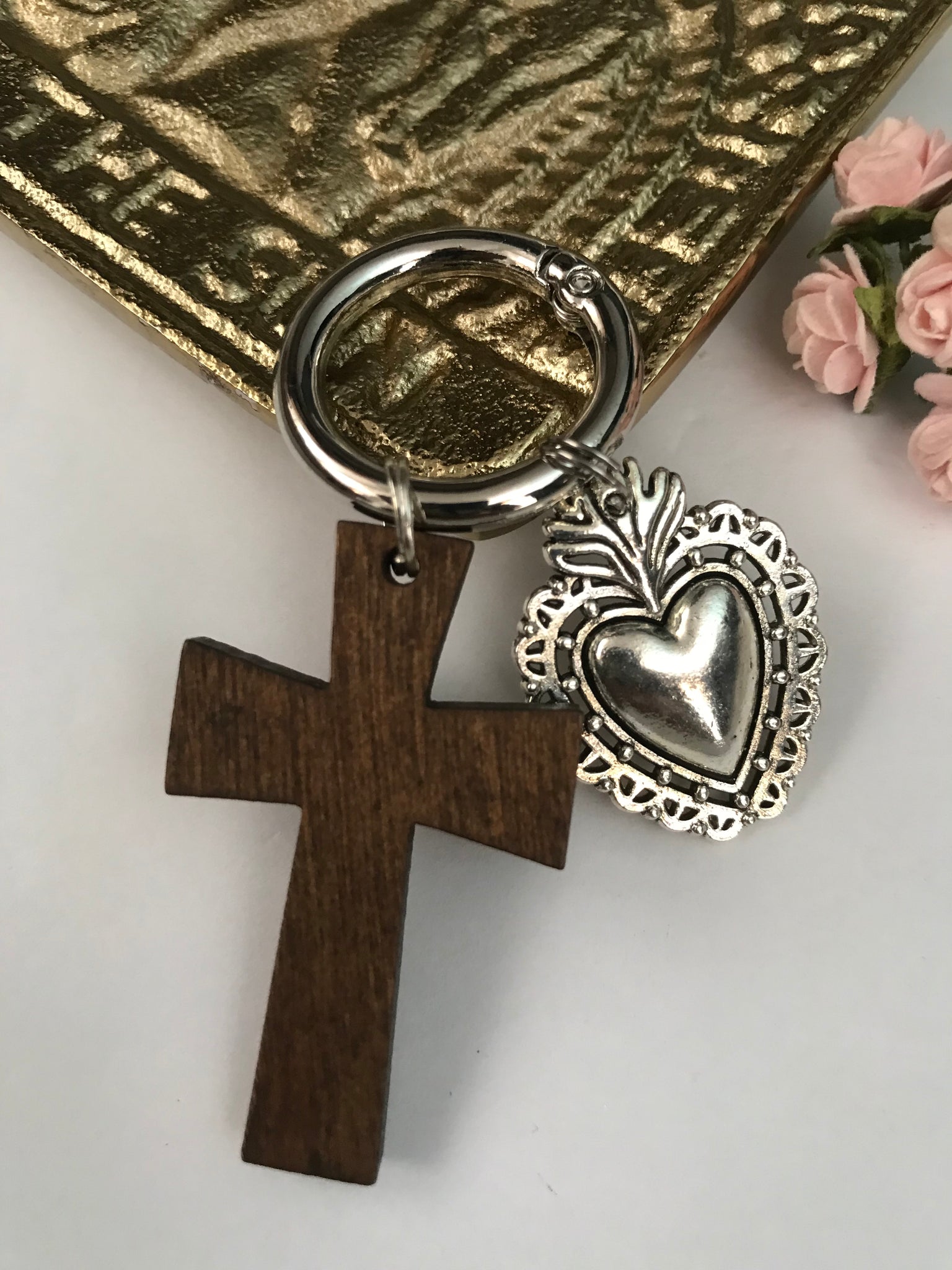 Charms croix et cœur sacré, porte clé croix en bois ex voto, cadeau pour communion, cœur ex voto.