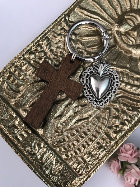 Charms croix et cœur sacré, porte clé croix en bois ex voto, cadeau pour communion, cœur ex voto.