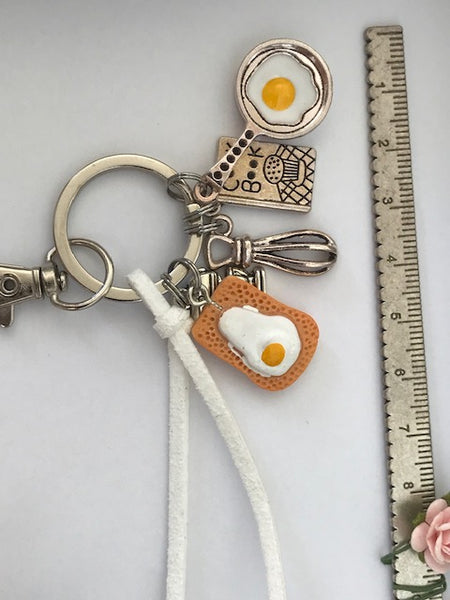 Porte clés cuisinier, porte clé cuisto, breloque cuisine oeuf au plat, cadeau pour cuisinier, cadeau pour chef, pendentif livre recettes