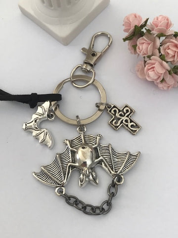 Porte clés chauve souris, porte clé gothique, chauve souris et croix sur bijou de sac, cadeau pour gothique, pendentif croix chauve souris