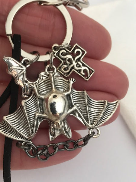 Porte clés chauve souris, porte clé gothique, chauve souris et croix sur bijou de sac, cadeau pour gothique, pendentif croix chauve souris