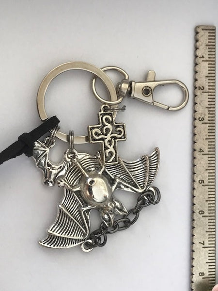 Porte clés chauve souris, porte clé gothique, chauve souris et croix sur bijou de sac, cadeau pour gothique, pendentif croix chauve souris