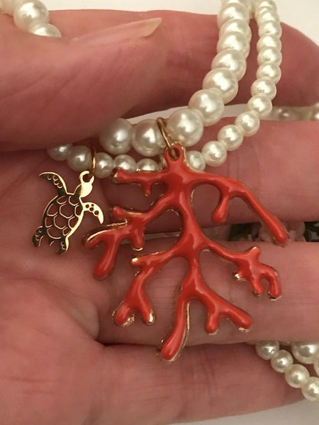 Collier de perles et corail, ras de cou en perles avec corail et tortue, collier été plage océan, cadeau pour maman océan corail tortue.