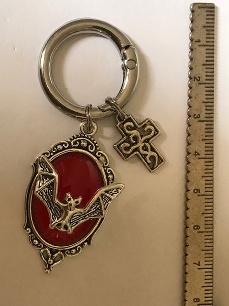 Charms croix argenté et chauve souris, charms pour sac gothique, cadeau pour femme chauve souris et croix, breloque gothique charms.