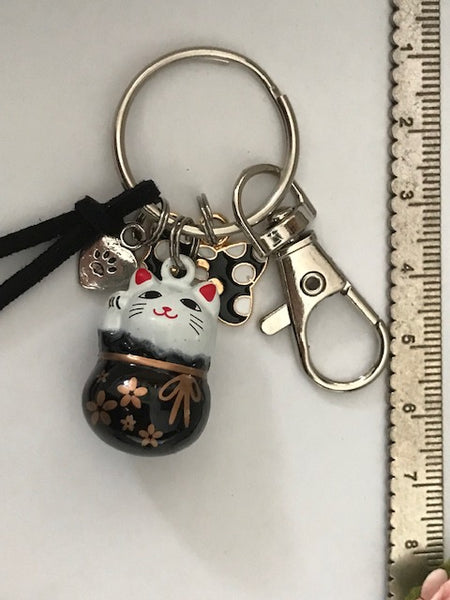 Porte-clés maneki neko, pendentif maneki neko, chat de la chance à grelot, chat japonais breloque, porte bonheur chat, cadeau chat.