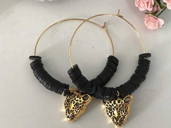 Créoles tête de léopard, perles heishis noires